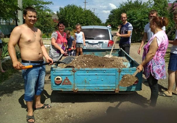 Люди на дороге