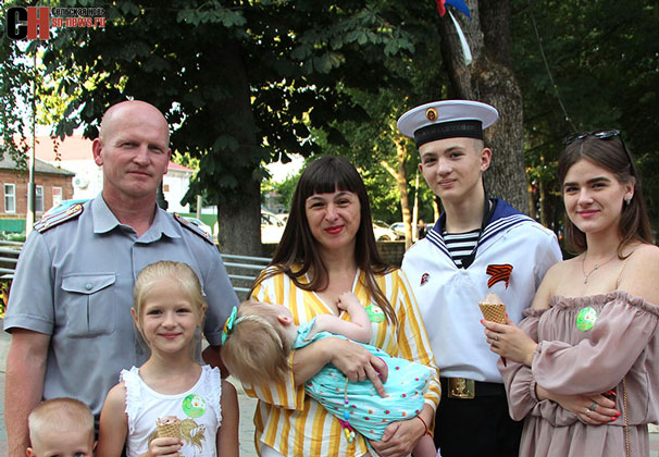 В Усть-Лабинске 12 супружеских пар получили награды