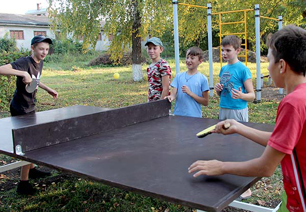 В поселениях района устанавливают игровое и спортивное оборудование