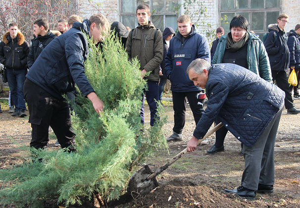В честь 88-летия социально-педагогического колледжа в Некрасовской посадили 50 деревьев