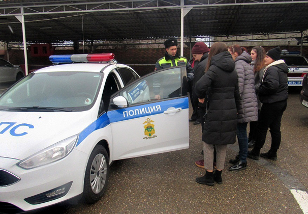 В Усть-Лабинском районе будущие водители познакомились с основами безопасности дорожного движения