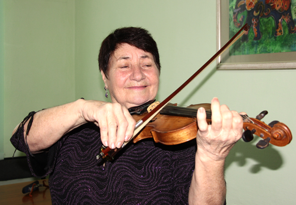 В 75 лет устьлабинка Татьяна Сметанина учится игре на скрипке