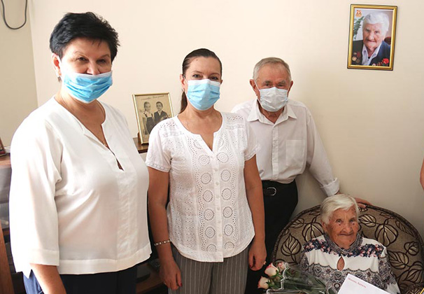 Участницу Великой Отечественной войны поздравили с юбилеем
