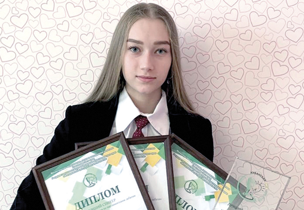Школьница из Усть-Лабинска Елизавета Фоменко получила диплом лучшего спикера Краснодарского края