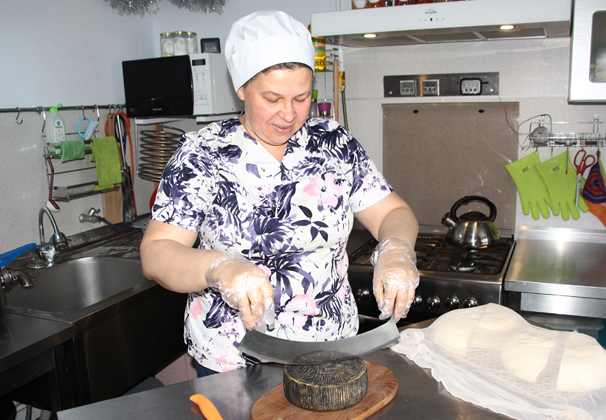 Жительница Саратовского самостоятельно научилась создавать авторские виды сыра