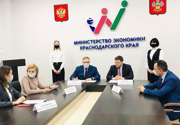Кубанские аграрии будут выращивать яблоки по бережливым технологиям