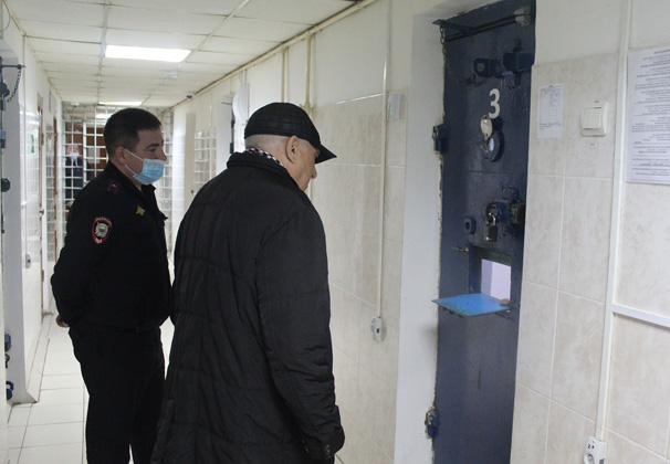 В рамках акции «Гражданский мониторинг» председатель общественного совета при Отделе проверил изолятор временного содержания Отдела МВД России по Усть-Лабинскому району