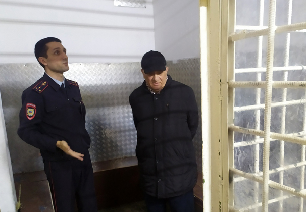 В рамках акции «Гражданский мониторинг» председатель общественного совета при Отделе проверил дежурную часть Отдела МВД России по Усть-Лабинскому району