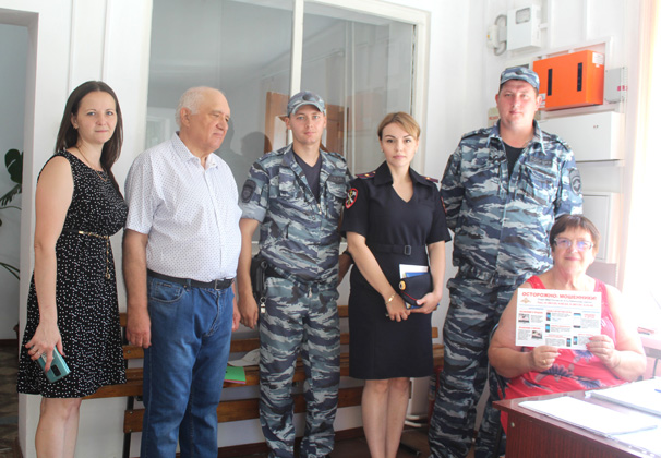 В Усть-Лабинске сотрудники полиции и общественники напомнили горожанам «Как не стать жертвой дистанционных мошенников»