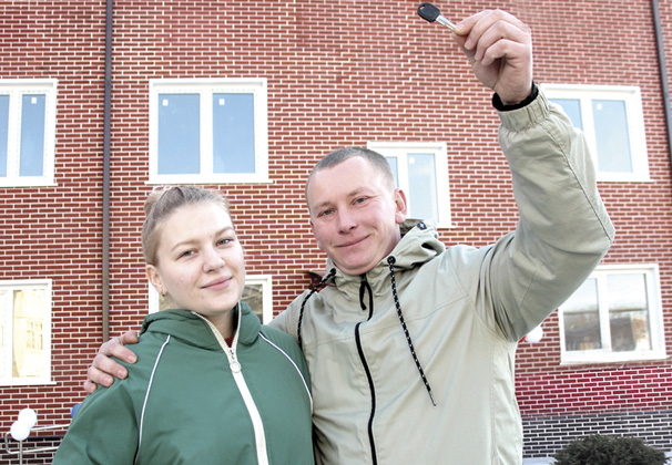 В поселке Двубратском 26 детей-сирот получили квартиры в новом доме