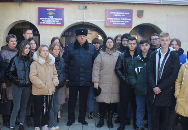 Полицейские Усть-Лабинского района в рамках акции «Студенческий десант» организовали экскурсию для студентов