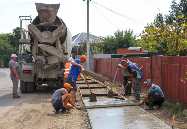 В Усть-Лабинске приступили к строительству тротуара на улице Свердлова