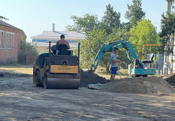 В хуторе Аргатове строят спортивную площадку с безопасным покрытием