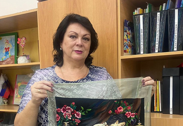 Устьлабинка Светлана Медяная рассказала, как создает картины из ниток мулине