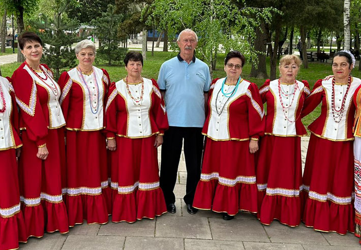 Устьлабинцы благодарят главу города за новые костюмы для хора 