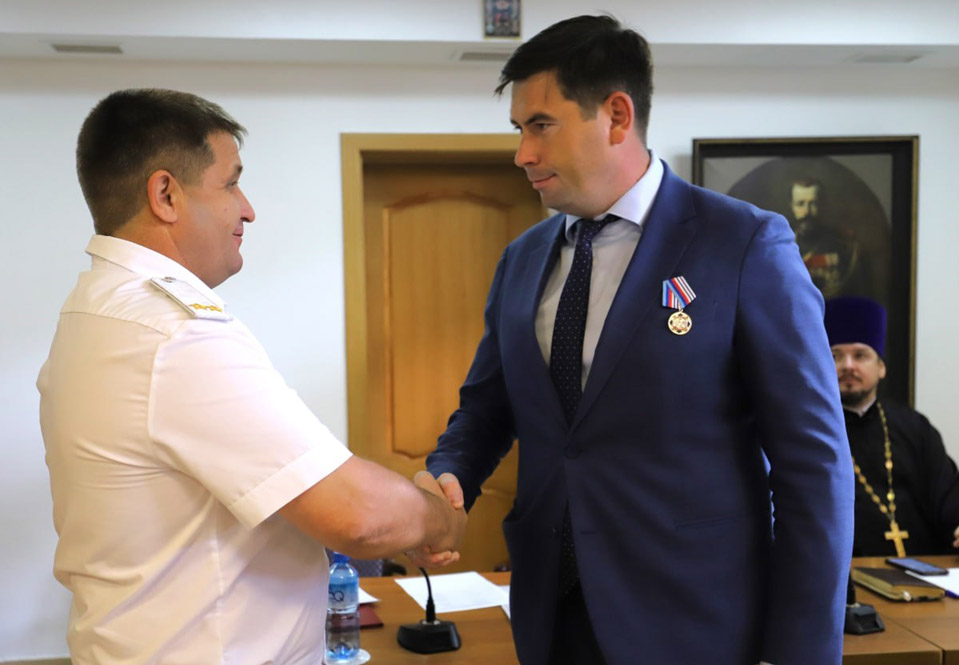Медали ЛНР вручили главе района и мэру города