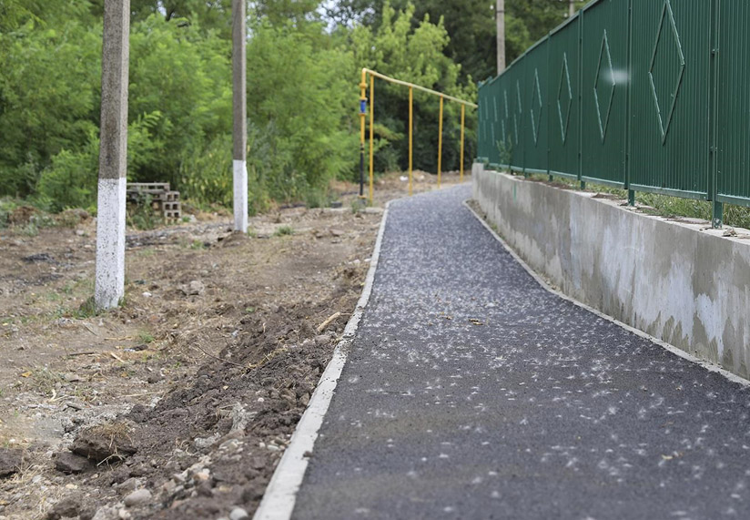 В станице Ладожской построили тротуар, а в хуторе Аргатове появилась беседка для уличных мероприятий
