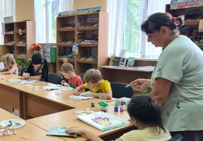 Специалисты некрасовской библиотеки провели мастер-класс для детей-инвалидов по росписи шопперов