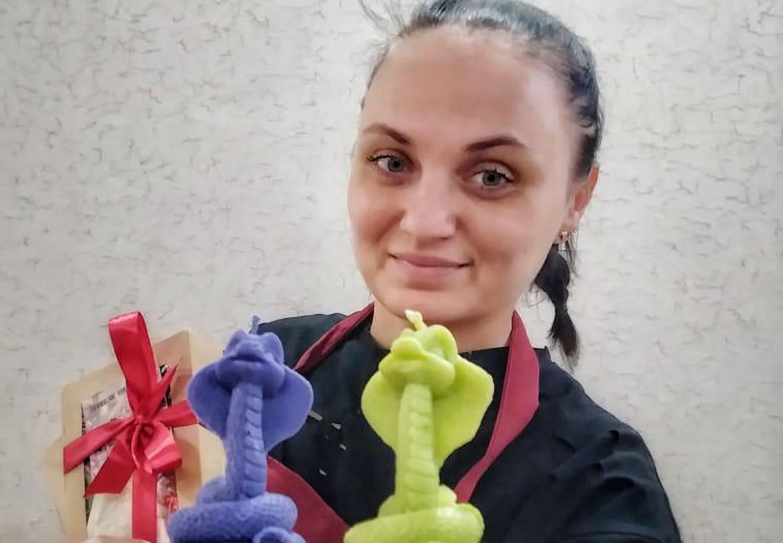 Мастерица из Усть-Лабинска делает свечи в виде символа года 