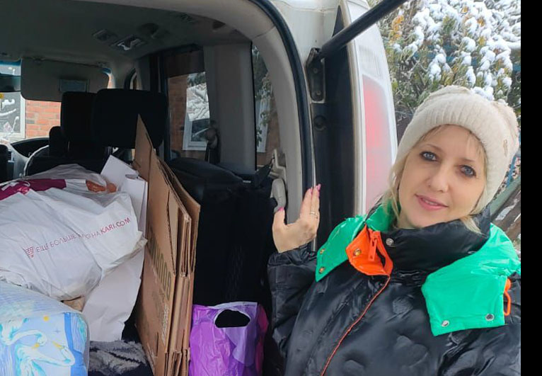 Автоволонтер Ольга Гарбузова из Усть-Лабинска проезжает почти каждый день десятки километров, чтобы доставить коллегам-добровольцам все необходимое для работы
