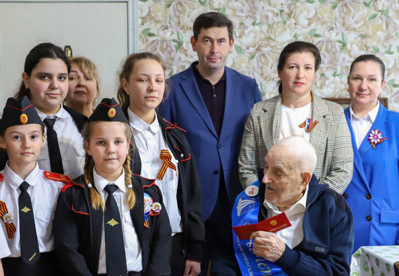 Станислав Гайнюченко вручил удостоверение Почетного жителя станицы Некрасовской ветерану войны с Японией и Великой Отечественной войны Василию Гриценко