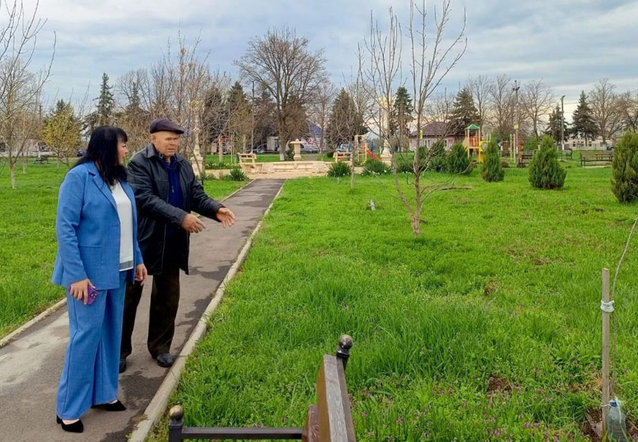 79-летний житель Александровского Василий Смычков высадил в парке хутора 20 саженцев дуба