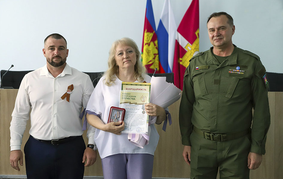 В администрации района наградили волонтеров-активистов за поддержку участников СВО