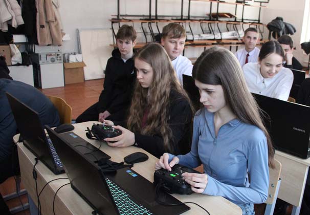 Восьмиклассники школ района занимаются в Клубе любителей авиации «Сокол»