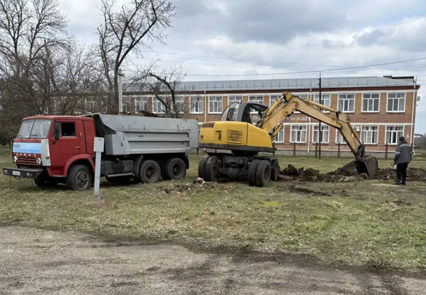 В станице Восточной очистили территорию сквера