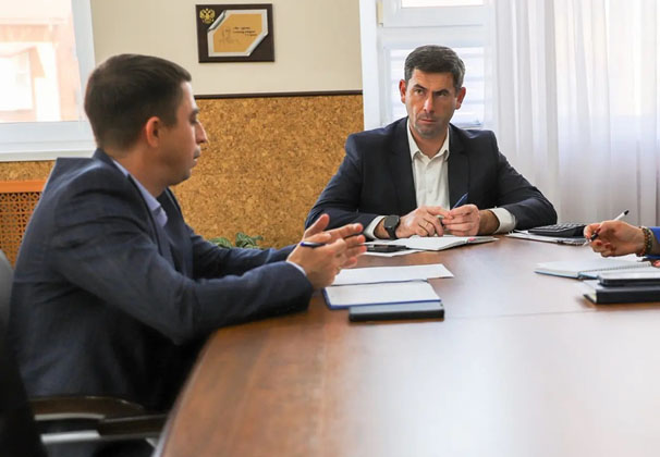 Глава района Станислав Гайнюченко и главврач ЦРБ Федор Макеев провели рабочую встречу